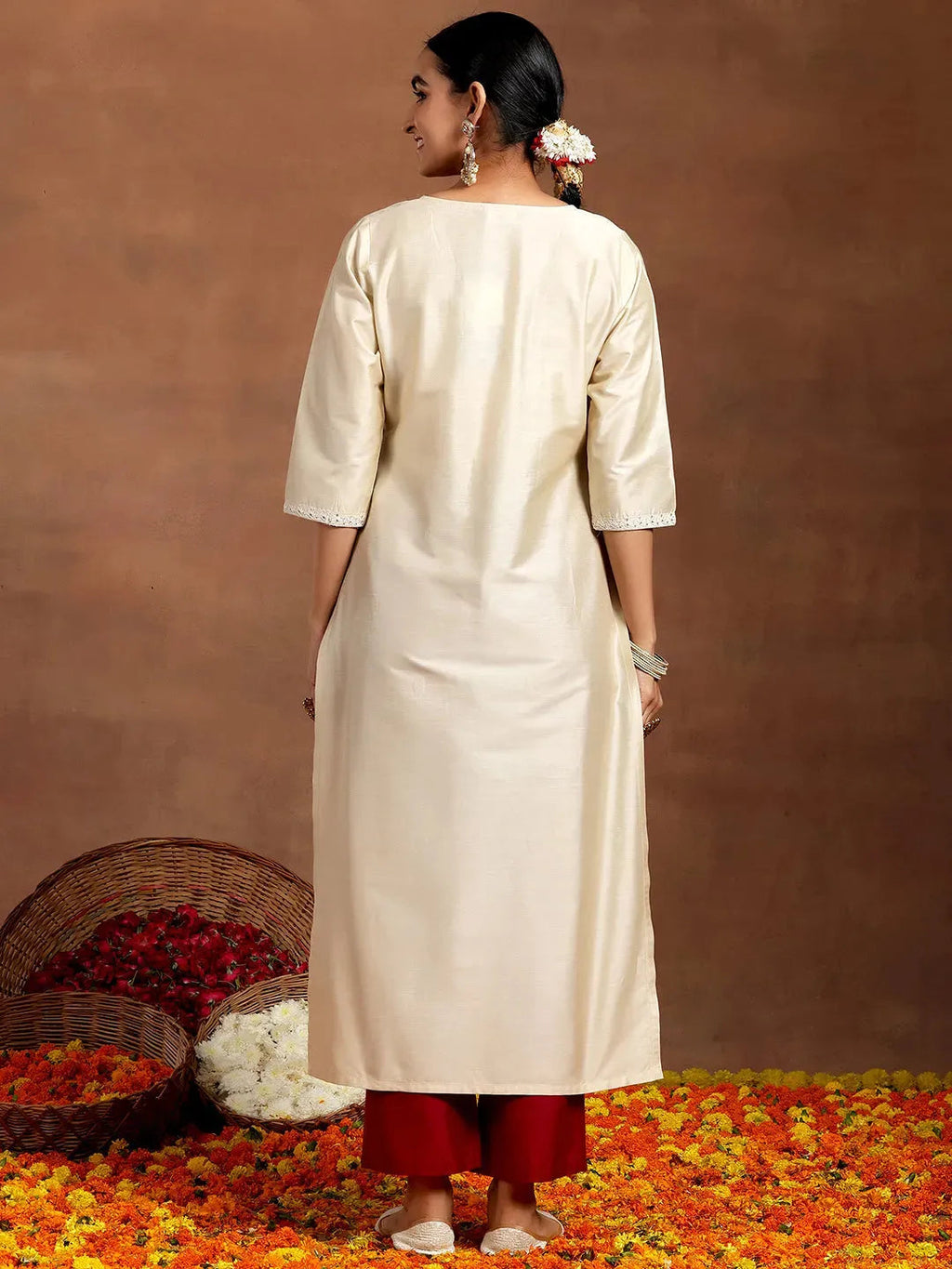 Gerua Off White Embroidered Silk Straight Kurta