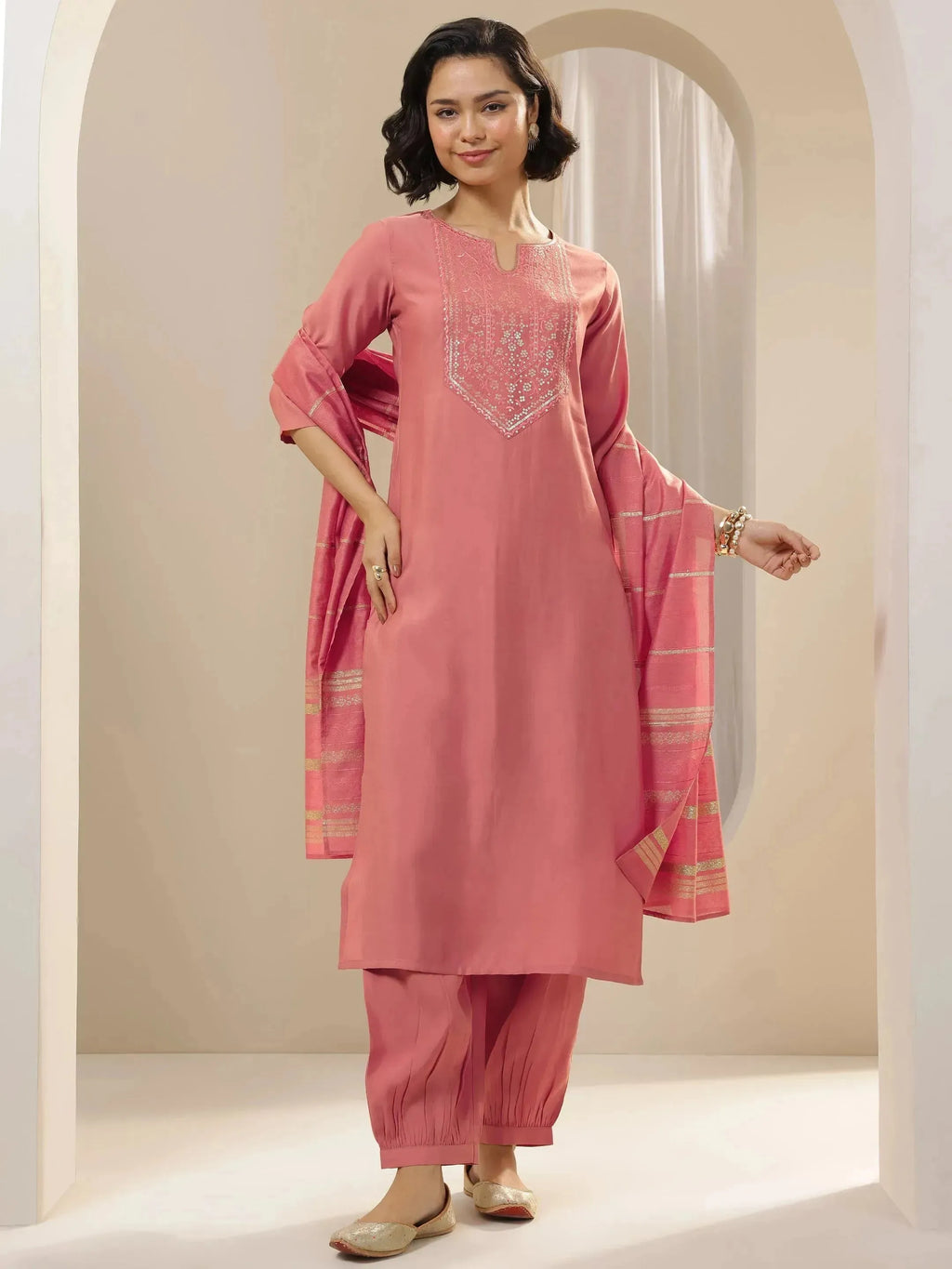 Gerua Peach Embroidered Silk Blend Straight Suit Sets With Dupatta