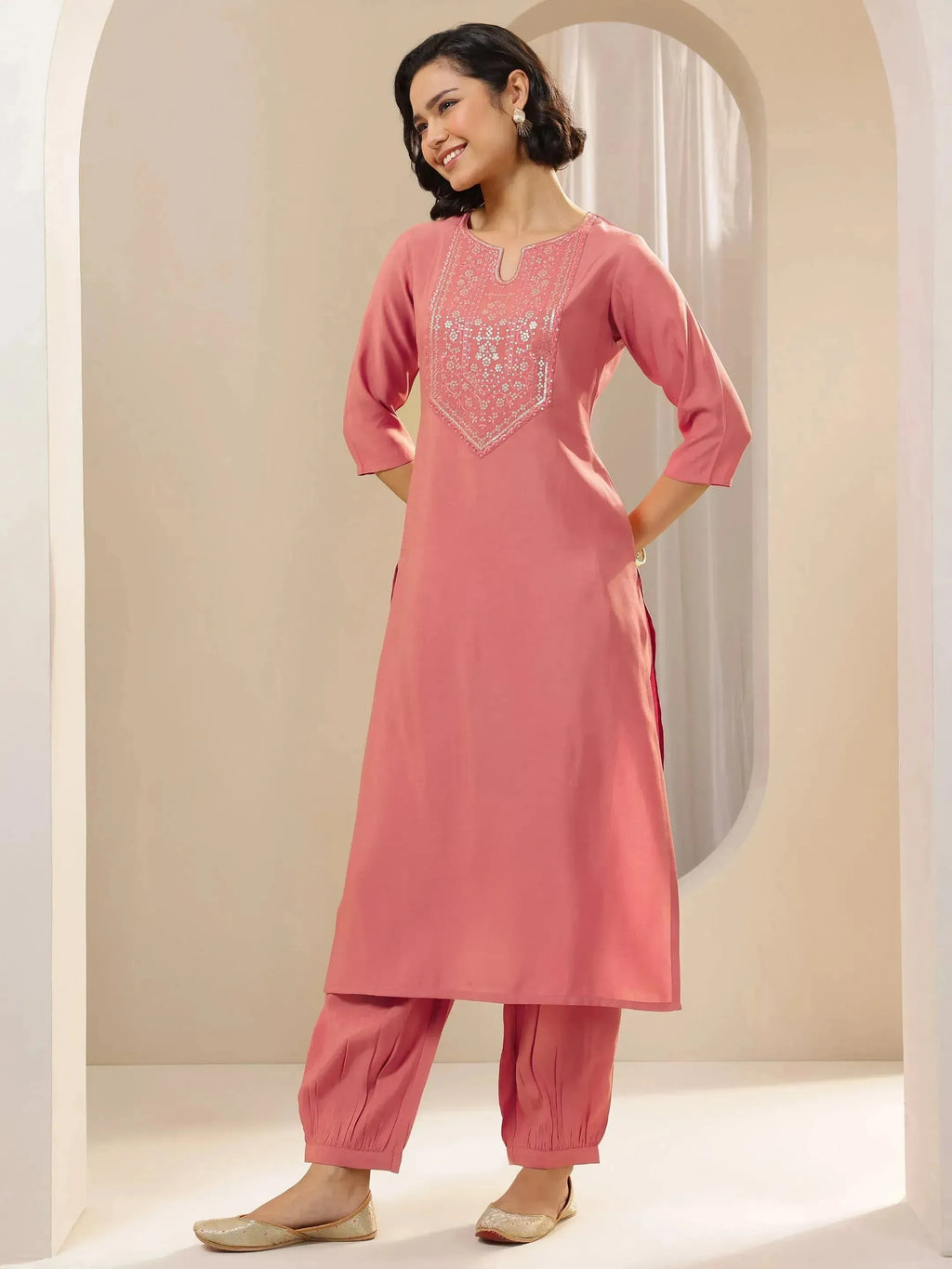 Gerua Peach Embroidered Silk Blend Straight Suit Sets With Dupatta