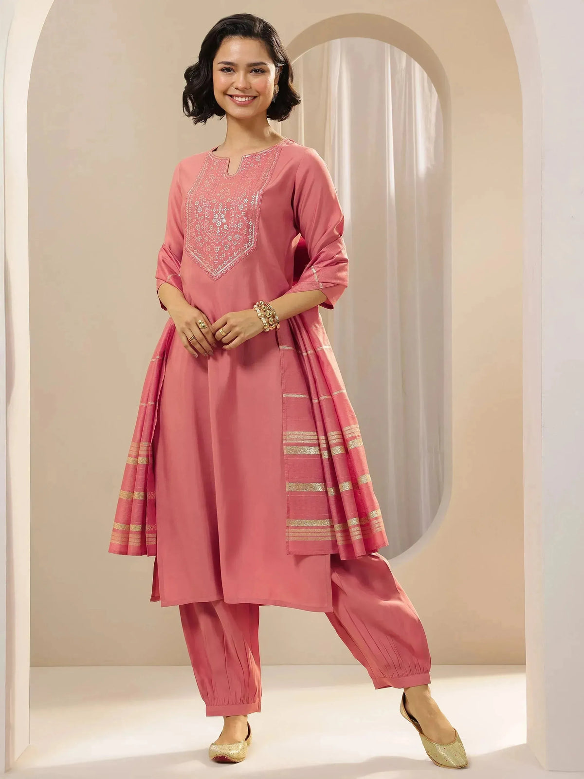 Gerua Peach Embroidered Silk Blend Straight Suit Sets With Dupatta